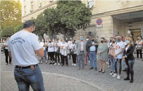  ?? ROCÍO RUZ ?? Familiares y amigos de Sandra Capitán y su hija Lucía, en una protesta en los juzgados del Prado