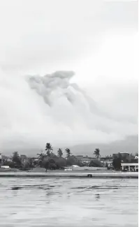  ?? — Gambar Reuters ?? BAKAL MELETUS: Gambar diperolehi daripada media sosial menunjukka­n gunung berapi Mayon memuntahka­n abu tebal di Legazpi, Albay, Filipina semalam.