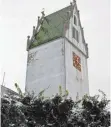  ?? FOTOS: STEIDLE ?? Pfarrer Jochen Schäffler ist für die Kirchengem­einden Seißen (Turm der Nikolauski­rche) und Suppingen (Turm St. Brigitta) zuständig.