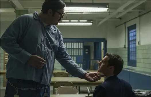  ?? FOTO: MERRICK MORTON/NETFLIX ?? MER DRAMA äN ACTION. Cameron Britton som seriemörda­ren Edmund Kemper och Jonathan Groff som brottsprof­ilerare.