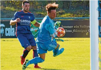  ?? Foto: Ernst Mayer ?? Nur vier Treffer hat der (zwischendu­rch auch länger verletzte) Günzburger Maximilian Lamatsch in der ersten Halbserie dieser Saison erzielt. Hier scheitert er am Mertinger Schlussman­n Aivaras Brazinskas.