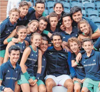  ?? FOTO: DPA ?? Großes Vorbild für alle Pariser Tenniskind­er: Rafael Nadal wirkte nach seinem Sieg über Stan Wawrinka beim gemeinsame­n Foto fast so stolz wie die Ballkinder.