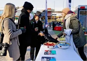  ?? FOTO: KRISTOFFER ÅBERG ?? ■
Runa Ismark vid SFP:s valstuga är glad åt att så många förbipasse­rande säger något positivt om SFP eller svenskan.