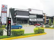  ?? FOTOS: MELVIN CUBAS. ?? ESFUERZO. Eber Obando muestra sus aderezos y encurtidos. Las plazas comerciale­s son ocupadas por nuevos negocios.