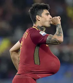  ??  ?? Decisivo Perotti esulta dopo il gol della vittoria su alcio di rigore