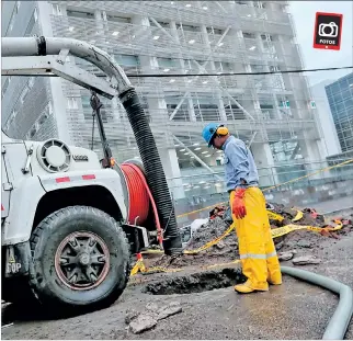  ?? HAMILTON LÓPEZ / EXPRESO ?? Trabajos. Empleados de obras públicas del Municipio de Quito revisan el colector frente a la plataforma