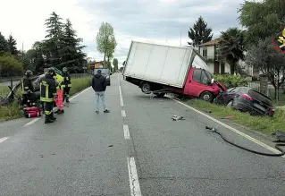  ??  ?? Nel fosso La scena del grave incidente di lunedì a Musile: le auto sono finite dentro un fosso