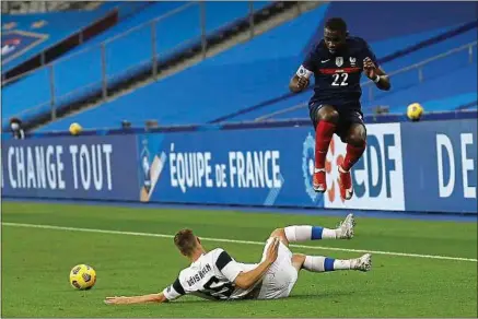  ??  ?? A l’image de Marcus Thuram (à dr.), qui fêtait sa première sélection, les Français ont manqué d’efficacité face au but.