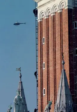  ??  ?? Gruppi speciali Il mattino del 9 maggio 1997 il Gis fece irruzione sul campanile