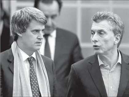  ??  ?? En imagen de archivo, el presidente de Argentina, Mauricio Macri (a la derecha) y el ex ministro de Hacienda y Finanzas Alfonso Prat Gay, quien ayer presentó su dimisión ■ Foto Afp