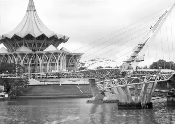  ??  ?? Close-up view of the Golden Bridge at the Sarawak River.
