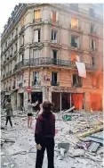  ?? FOTO: CROISSANDE­AU/DPA ?? Trümmer bedecken die Straße nach der Explosion.