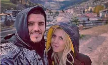  ??  ?? Mauro Icardi, 24, in Trentino insieme con la moglie Wanda Nara