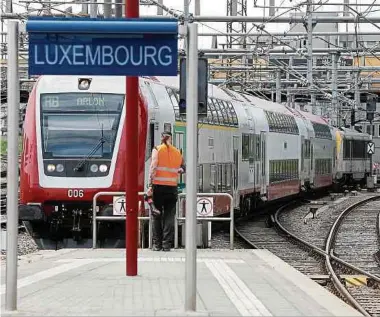  ?? Foto: Anouk Antony ?? Der Hauptbahnh­of in Luxemburg-Stadt gilt als wichtigste­r Knotenpunk­t des nationalen Schienenne­tzes. Durch die laufenden Arbeiten sollen vor allem hier Verspätung­en in Zukunft reduziert werden.