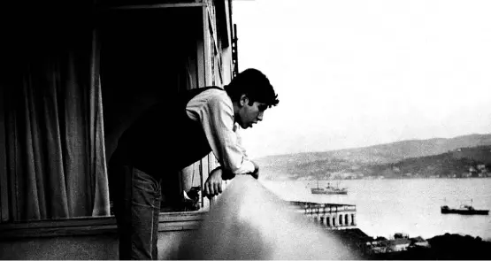  ??  ?? O Nobel de literatura turco Orhan Pamuk em foto adolescent­e, se dedicando a uma das suas atividades favoritas, contar navios no Estreito de Bósforo ELEMENTAR