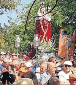  ??  ?? La Virgen de la Luz saliendo de su ermita.