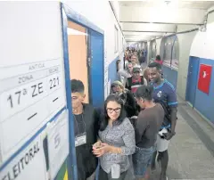  ?? REUTERS ?? Brazilians stand in line to cast their votes in Rio de Janeiro yesterday.