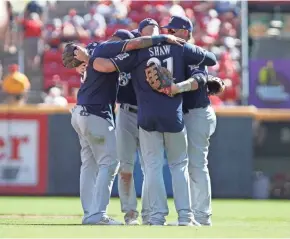  ?? DAVID KOHL / USAT ?? Brewers players gather together Thursday after beating the Reds. Togetherne­ss has been a key theme in the Brewers’ remarkable September run.