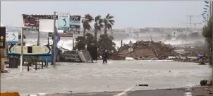  ??  ?? La hausse du niveau de la mer accentuera l’effet des tempêtes. Ci-desssus, la route du bord de mer entre Villeneuve-Loubet et Antibes est régulièrem­ent submergée.(Photo d'archives P. Lambert)