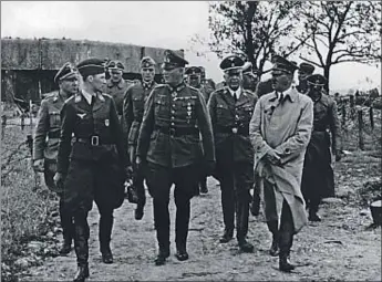  ?? FOTO ALBUM / RUE DES ARCHIVES / TALLANDIER ?? Hitler inspeccion­ant la Línia Maginot