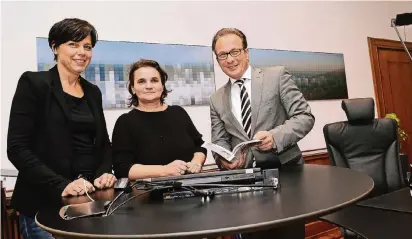  ?? NGZ-FOTO: WOI ?? Schulpfleg­schaftsvor­sitzende Silke Welter (l.) und Mitinitiat­orin Fazlija Atidza übergeben Bürgermeis­ter Reiner Breuer den Antrag auf Bürgerbege­hren.