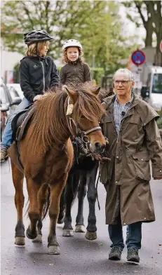  ?? FOTO: DPA ?? Versproche­n ist versproche­n: Hans Watzl holt seine Enkel Hannes (vorne) und Esther mit den Pferden in Münster von der Schule ab.
