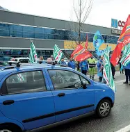  ??  ?? Rovereto La protesta degli operai Aquaspace e Tessil4