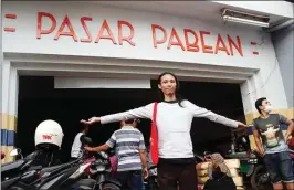  ?? FARID S. MAULANA/JAWA POS ?? Pasang Surut (Surabaya Utara) PEMERHATI HURUF: Jimmy Ofisia di depan Pasar Pabean. Huruf-huruf pada nama pasar itu bergaya art deco.
