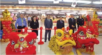  ??  ?? (From left) Chin, Phang, Sia, Lau, Jeffrey and Yeo pose for a photo before the ribbon cutting ceremony.