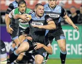  ?? Picture: Dave Gibson/Fotosport ?? GET A GRIP: Warriors Gordon Reid is hauled down.