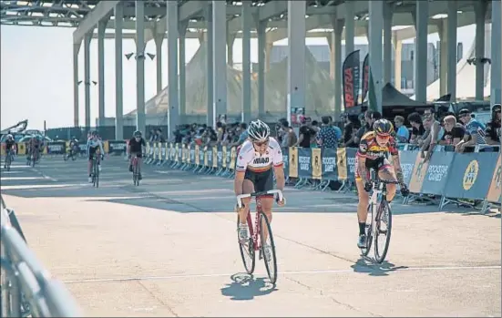  ?? TORNANTI ?? La corredora Francisca Campos, a la izquierda, durante las pruebas de clasificac­ión del Red Hook Criterium de Barcelona del 2015