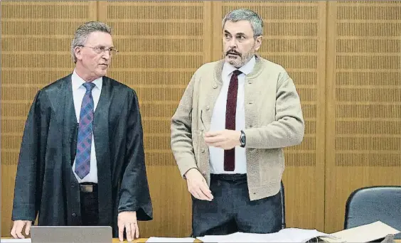  ?? BORIS ROESSLER / AP ?? En Frankfurt. John Ausonius (a la derecha), ayer con su abogado en el tribunal. Abajo, durante el juicio en Estocolmo, en febrero de 1995