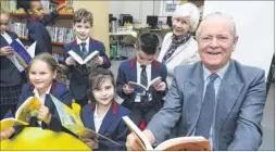  ?? Picture: Andy Payton FM4669491 ?? County councillor­s Mike Hill and Sarah Hohler with children from Valley Invicta Primary School