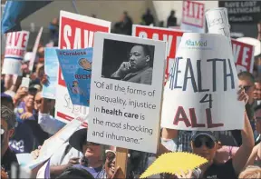  ??  ?? LUCHA. La reforma republican­a dejaría a millones de personas sin cobertura. Obama, el día que firmó la Affordable Care Act (ACA), nombre de su iniciativa.