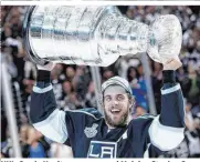  ??  ?? Top-Schiri: Damir Skomina (re.) pfiff Messi NHL-Crack: Kopitar gewann zwei Mal den Stanley Cup