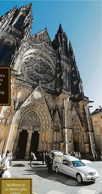  ?? Foto: Michal Růžička, MAFRA ?? Čestná stráž Zvuk největšího katedrální­ho zvonu Zikmund provázel čestnou stráž, která vynesla rakev z katedrály.