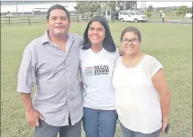  ??  ?? Arami Bogado, feliz en medio de sus padres el día que recibió su certificad­o como becada de la Itaipú. Ahora ella fue excluida, según afirmó, injustamen­te, de manera sospechosa.
