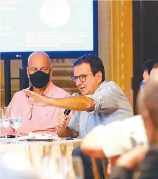  ?? BETH SANTOS ?? Paes apresentou os projetos em almoço no Palácio da Cidade ao lado do seu vice, Nilton Caldeira, e de secretário­s