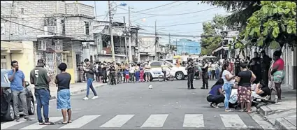  ?? Fotos Cortesía / EXTRA ?? Familiares de Alan Ante se acercaron hasta el sitio donde yacía su cuerpo. Lloraban desconsola­dos.