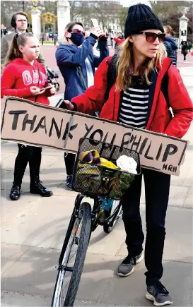  ??  ?? Words of gratitude: One mourner arrives with a poster