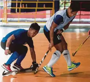  ?? PIC BY MUHAMMAD SULAIMAN ?? Indoor hockey players Nor Syafiq Sumantri (right) and Shazril Irwan Nazli during training at the Real Sport Arena in Klang on Monday.