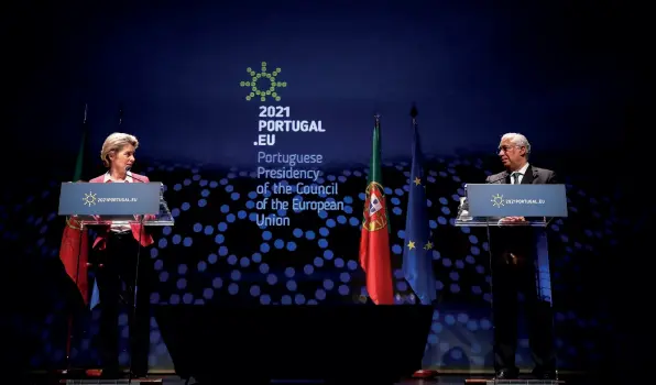  ??  ?? La présidente de la Commission européenne, Mme von der Leyen et le premier ministre portugais, M. Costa Plus que de moyens financiers « à l’américaine «, il a été surtout question à Porto du Plan d’action sur le social présenté en mars
2021 par la Commission et adopté au Sommet.