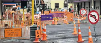  ?? PHOTO: STEPHEN JAQUIERY ?? Work in progress . . . Orange barriers cover the bus hub work site in Great King St this week.