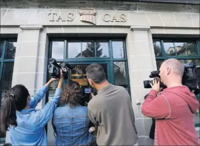  ??  ?? PENDIENTES. Un grupo de periodista­s filma la entrada del Tribunal de Arbitraje Deportivo (TAS).