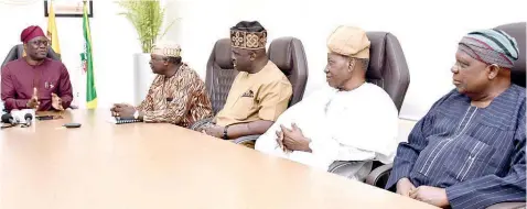  ??  ?? Oyo State Governor Seyi Makinde ( left); former Osun State Governor and Chairman, Peoples Democratic Party ( PDP) South- West Zone Reconcilia­tion Committee, Olagunsoye Oyinlola; Secretary, Semiu Kukoyi; Chief Saka Balogun and former Deputy Governor, Ondo State, Omolade Oluwateru, during presentati­on of the committee’s report to Makinde in Ibadan… yesterday.