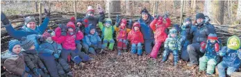  ?? FOTOS (4): BIG ?? Eiskalt? Na und! Die Mädchen und Jungs des Waldkinder­garten Ailingen haben es sich zusammen mit ihren Erzieherin­nen auf dem „Waldsofa“gemütlich gemacht.