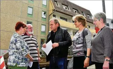  ??  ?? Georg Bräutigam (Pro Arnstadt, in der Mitte) erläuterte den interessie­rten Bürgern bereits am Nachmittag das Bauprojekt an der Weiße in Arnstadt. Abends gab es eine Bürgervers­ammlung zu diesem Thema. Foto: Hans-Peter Stadermann