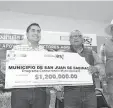  ??  ?? A San Juan de Sabinas entregaron un millón 200 mil pesos.
