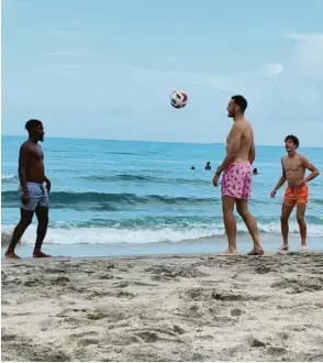  ?? Foto: Diego Berentsen ?? Seit 2020 studiert David Bauer (Mitte) in Florida. Ein Spiel hat er für sein neues Team der Lynn University noch nicht absolviert, bisher konnte er nur trainieren – auch am Strand.