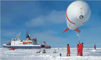  ?? FOTO: STEPHAN SCHOEN/ ALFRED- WEGENER- INSTITUT, AWI/ DPA ?? Ein mit Helium gefüllter Fesselball­on wird unweit des Forschungs­schiffs „ Polarstern“von den Wissenscha­ftlern für den Aufstieg vorbereite­t: Im Herbst soll unter deutscher Leitung die größte Forschungs­expedition in die zentrale Arktis starten, die es jemals gegeben hat.